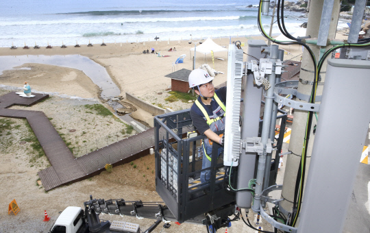 KT 현장 엔지니어가 휴가철 트래픽 증가에 대비해 강원 양양 죽도해수욕장 인근에서 통신 기지국을 점검하고 있다. KT 제공